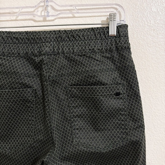 Bevy Flog Shely Pull-On High Rise Slim Tapered Leg Pant in Green & Black Diamond - Picture 5 of 7